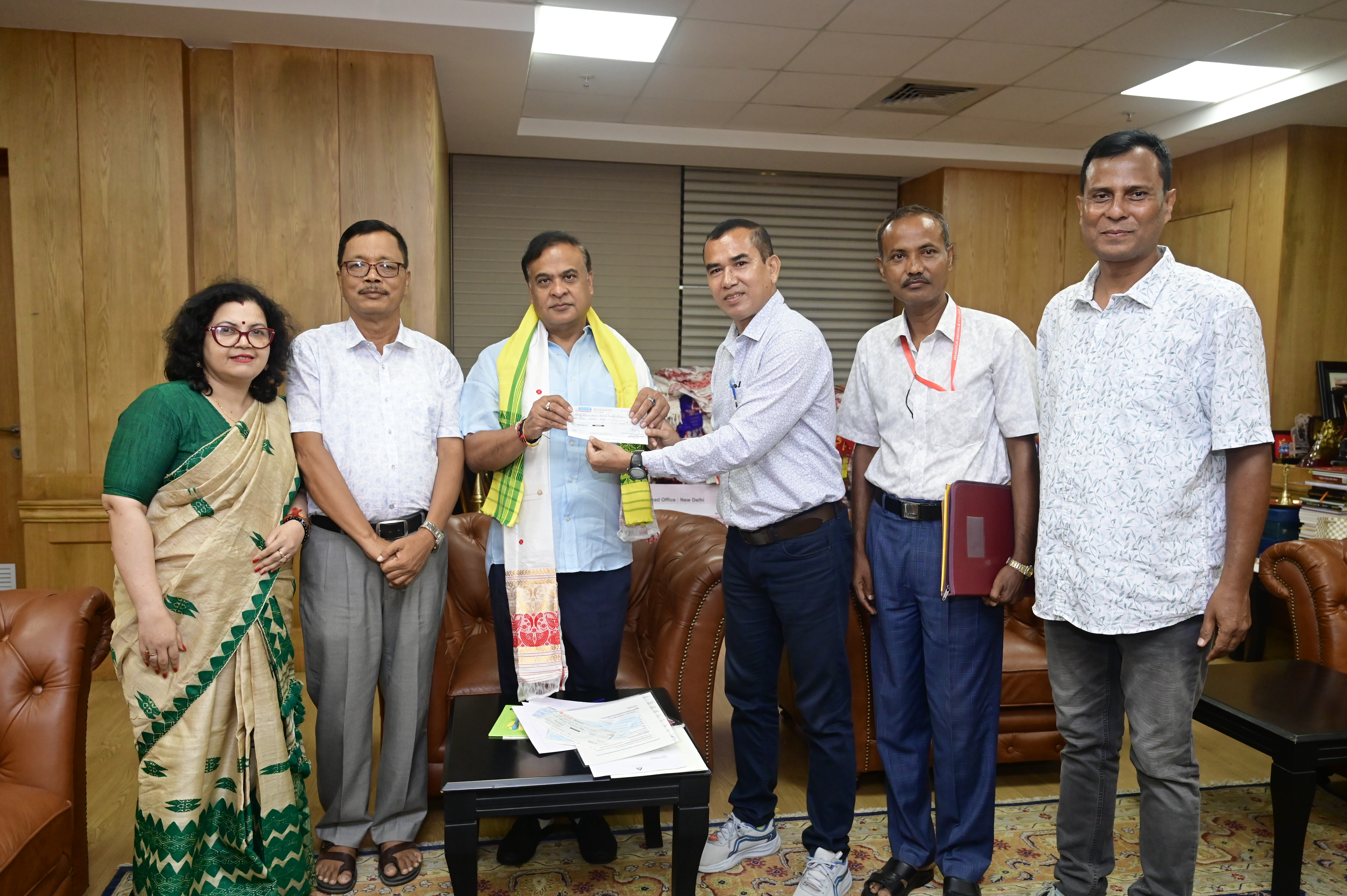 A five-member delegation from Manikpur Anchalik College met the Hon’ble Chief Minister of Assam and presented the College’s humble contribution towards the Chief Minister’s Relief Fund.